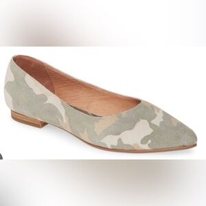 Caslon Luna Pointy Toe Flat In Natural Camo Suede